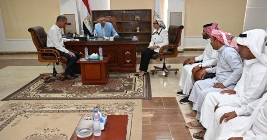 محافظ جنوب سيناء يستمع لمطالب عواقل أبو زنيمة ويبحث تنمية "سرابيط الخادم"