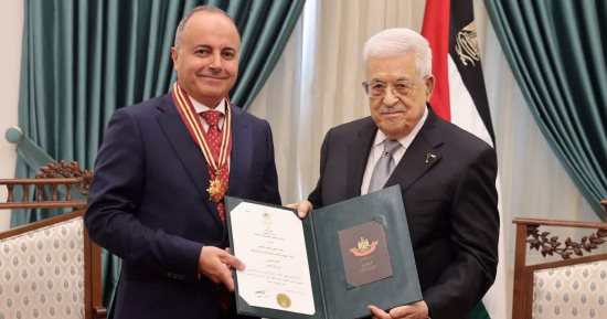 الرئيس أبو مازن يقلد سفير مصر لدى فلسطين وسام نجمة القدس