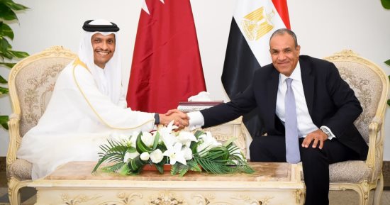 وزير الخارجية يبحث مع رئيس وزراء قطر تطورات "علم الروم" والعلاقات الثنائية.. عبد العاطي يستعرض تطورات مشروعات قطر فى اقتصادية قناة السويس.. ويؤكد: التبادل التجاري بين القاهرة والدوحة ارتفع 80% خلال 2025