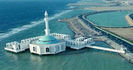 مسجد الرحمة بجدة.. التقاء فن العمارة الإسلامية بزرقة البحر الأحمر