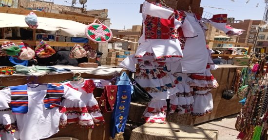 السوق السياحى بوسط مدينة أسوان.. سوق الخير والرزق لتجار المشغولات.. صور
