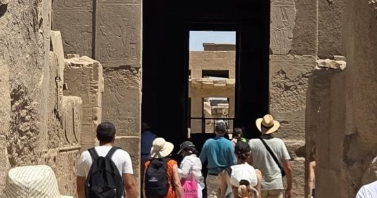البهجة على وجوه سياح العالم في معابد ملوك وملكات مصر الفرعونية.. صور