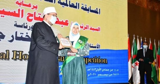صاحبة الوجه الملائكي.. إيمان جمال تحصد المركز الرابع في مسابقة الملك عبدالعزيز الدولية.. وتؤكد: رحلتي مع القرآن بدأت في عمر 4 سنوات وهو نور حياتي.. ومدير الأوقاف: الوزارة رشحتها لتميزها وحصدها العديد من الجوائز