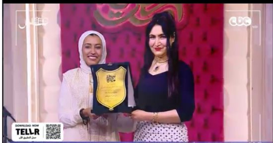 هبة عبد الفتاح تهدى فرقة سنبلة درع الموهوبين والمبدعين من "جوهرة مصرية"