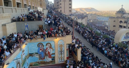 أكثر من مليون زائر يحيون الليلة الختامية لمولد العذراء بدير درنكة.. فيديو