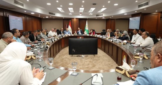 محافظ الجيزة يبحث مع رؤساء الأحياء موقف تقنين أراضى أملاك الدولة 