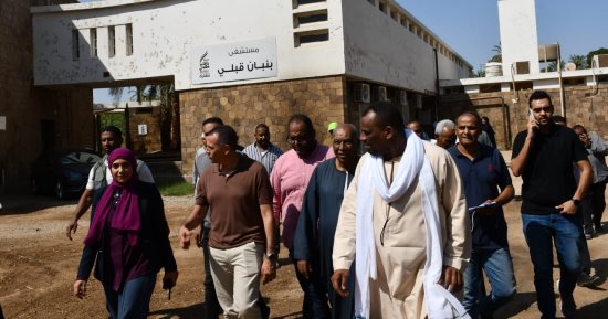 محافظ أسوان يتفقد وحدة صحة ببنبان ومركز للغسيل الكلوى