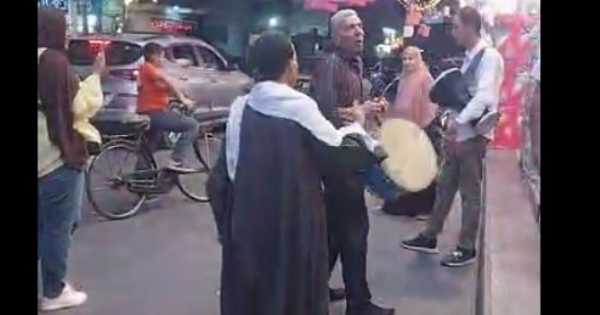 تنورة ومزمار بلدي.. شاهد احتفالات المولد النبوي بأسواق دمياط.. فيديو