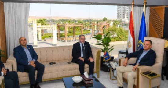 محافظ أسوان يستقبل وفد هيئة التأمين الصحي الشامل لبحث دعم المنظومة بالمحافظة
