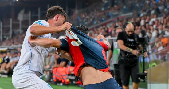 نابولي يتخطى جنوى بثنائية في الدوري الإيطالي (فيديو)