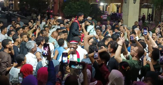 عريس يشارك في "شارع الفن" بأسوان.. لقطة تفاعلية تخطف الأنظار