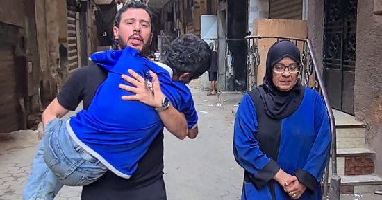 يا ناس دول ولادى.. الأم مريضة لكن شايلة 3 جبال على ضهرها مع "فتحى شو"