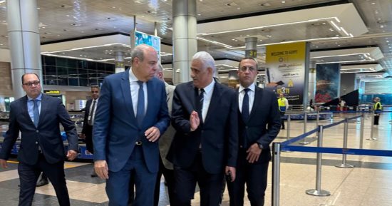 وزير الطيران يتابع حركة التشغيل بمطار القاهرة ويوجه بتسهيل الإجراءات