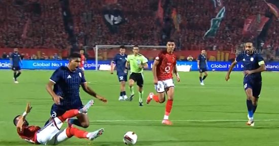 الأهلي يتأخر أمام الشرقية إنبي 2-1 في الشوط الأول.. وضربة جزاء مهدرة