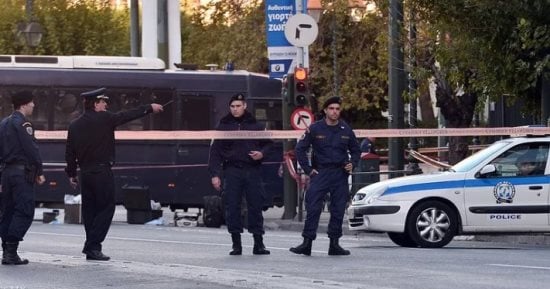6 قتلى بينهم 4 أمريكيين في انفجار وانهيار مبنى وسط أثينا