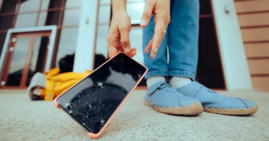 طريقة عمل «سكرين» الموبايل؟ هل تحميه فعلا وهل تؤثر على اللمس؟