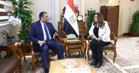 منال عوض تتابع مع محافظ البحر الأحمر منظومة المخلفات والمشروعات الخدمية
