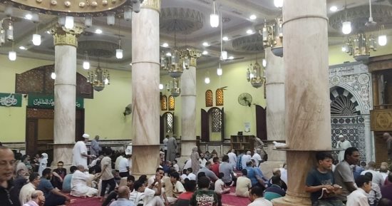 «مدد يا أهل بيت النبوة».. من رحاب سيدي عمر الإفلاقي تبدأ حكاية المولد النبوي في قلب دمنهور.. حضرات صوفية وتوزيع النفحات على المصلين احتفالا بمولد سيد الخلق.. والمدائح النبوية تعطر مساجد أهل البيت بالبحيرة.. صور