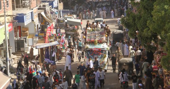 بالرايات الخضراء والجمل.. احتفال مميز للطرق الصوفية بالمولد النبوي في أسوان.. دورة الاحتفالية تجوب شوارع مدينة كوم أمبو.. 10 آلاف شخص من رجال وسيدات وأطفال وشيوخ يشاركون فى المسيرة.. صور وفيديو