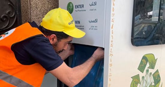 بعد إقبال الأهالي.. بدء تفريغ أولى ماكينات البلاستيك الذكية في الدقي