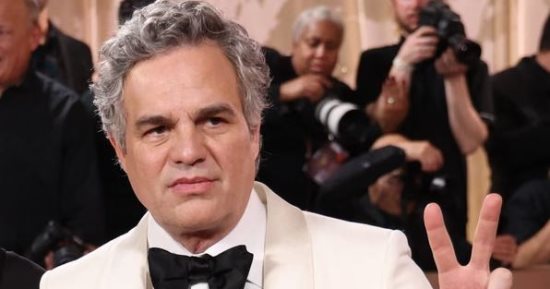 مارك رافالو يرفض اتهامه بمعاداة السامية بسبب موقفه من صفقة Paramount وWarner Bros