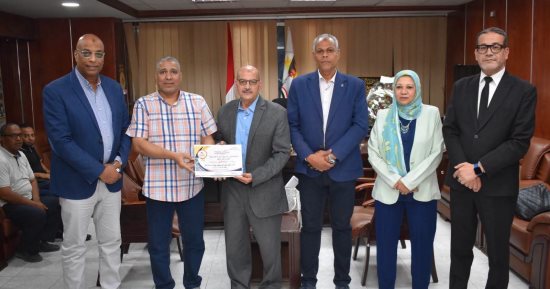 مدير تعليم سوهاج يكرّم موجهي العموم وأعضاء لجنة تقدير درجات الشهادة الإعدادية