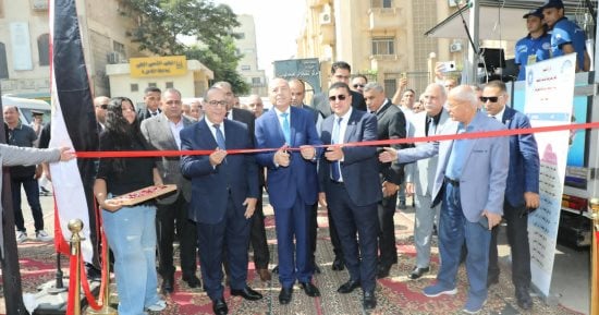 محافظ القاهرة يفتتح سوق اليوم الواحد بحي وسط بتخفيضات تصل لـ 20%
