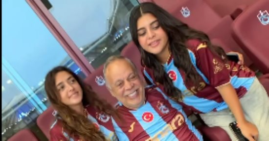 أشرف زكي وروجينا وبناتهما فى مدرجات طرابزون سبور لدعم محمد صلاح.. صور 