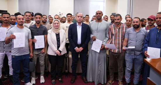 وزير العمل يُسلّم عقودًا جديدة لشباب اجتازوا اختبارات العمالة الزراعية الموسمية بالأردن