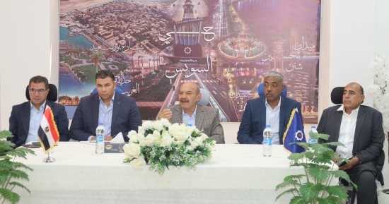 محافظ السويس يستمع لمطالب المواطنين ويوجه بحلول عاجلة