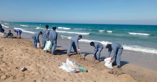 أبو رديس تواصل أعمال تطهير الشاطئ العام ورفع المخلفات الزيتية