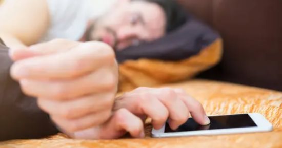 لو عندك أرق.. خدعة بسيطة للعين للاسترخاء والنوم