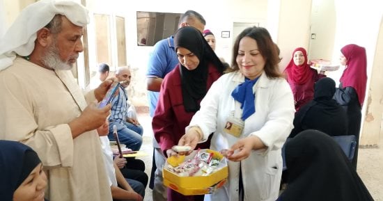 مصر الجميلة.. طبيبة مسيحية تهدى حلوى المولد على المترددين بعيادات التأمين الصحى
