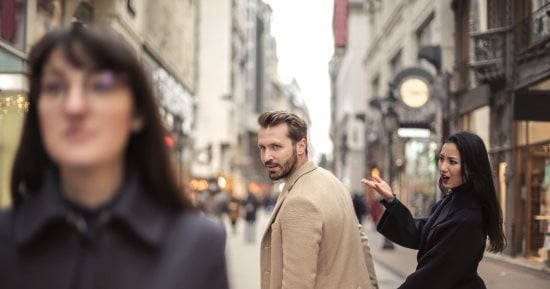 بياخد موقف أو بينسحب.. إزاى كل برج بيعبر عن غيرته؟
