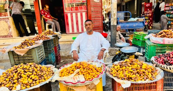 هلت بشاير الخير.. ألوان البلح تزين أسواق قنا