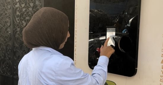 ماكينات الدقى الذكية تفتح مسارا جديدا للبلاستيك والكانز بعيدا عن «النباشين».. المواطنون: بنجيب الزجاجات مخصوص ونطالب بتعميم التجربة وزيادة الحافز.. ومحافظة الجيزة: التجربة تواجه الفرز العشوائى.. صور