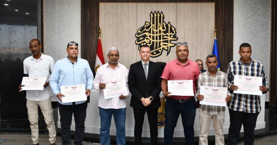 محافظ أسوان يكرم مفتشى مياه الشرب لرصد الوصلات المخالفة ومواجهة ضعف الخدمة