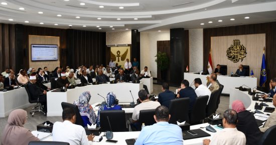 محافظ أسوان يوجه بحزمة تكليفات عاجلة لضبط الشوارع والأسواق وتسريع الاستجابة لشكاوى المواطنين