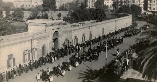 ذاكرة القاهرة.. صورة نادرة للموكب البرلمانى للملك فؤاد عام 1930