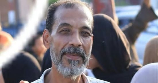 المتهم بقتل والده بسبب مطالبته بالعمل يمثل الجريمة أمام النيابة بالشرقية