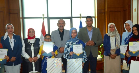 محافظ السويس يكرم 5 موهوبين فازوا بالمراكز الأولى بمسابقة «الوطن فى المستقبل»
