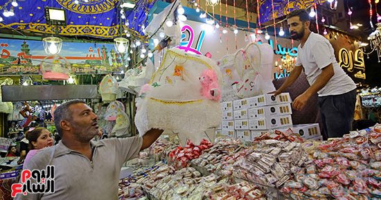 القاهرة العامرة.. محلات بيع حلوى المولد النبوى الشريف تزين الشوارع والميادين