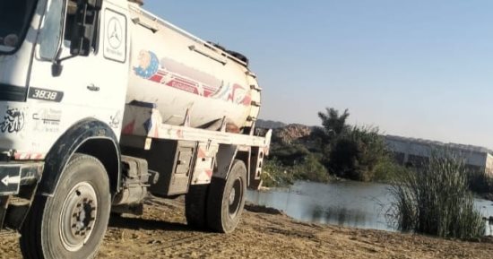 البيئة تضبط سيارة نقل تلقى مخلفات خطرة سائلة فى بحيرة مريوط