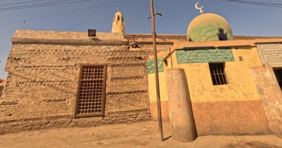 المسجد العمري بإدفو يحكي أسرار 650 عامًا من العمارة الإسلامية في أسوان.. مبنى أثري يجمع الطراز المملوكي مع عناصر فرعونية قديمة.. 5 أروقة و7 أعمدة و3 لوحات أثرية ومئذنة تشبه المآذن الفاطمية.. صور