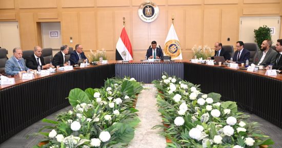 وزير الصناعة يعقد اجتماعا موسعا مع غرفة صناعات مواد البناء لبحث التحديات وزيادة الصادرات