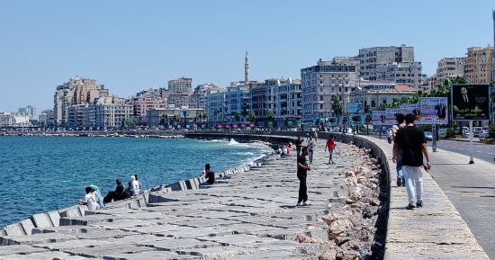 حر ورطوبة على شواطئ الإسكندرية.. أجواء صيفية ساخنة تضرب عروس البحر المتوسط