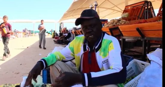 حسن السوداني.. أشهر خياط أحذية بالشيخ زويد بـ«طيبة القلب وخفة الدم» (صور)
