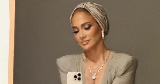 جنيفر لوبيز بإطلالة ولمسة مصرية تتغزل في أم الدنيا: شعرتُ بالجمال في مصر