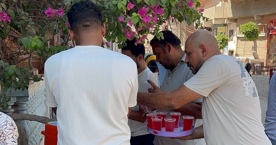 شباب الدقهلية يوزعون العصائر الباردة تخفيفا على المارة من ارتفاع الحرارة.. فيديو