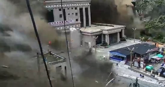 الهيملايا تخلع ثوب الجليد.. 273 قتيلا و1500 مفقود بسبب الفيضانات فى نيبال